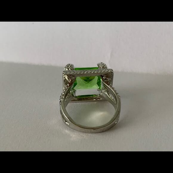 Green Peridot Silver Colored Ring NEW Size 9 - Picture 4 of 6